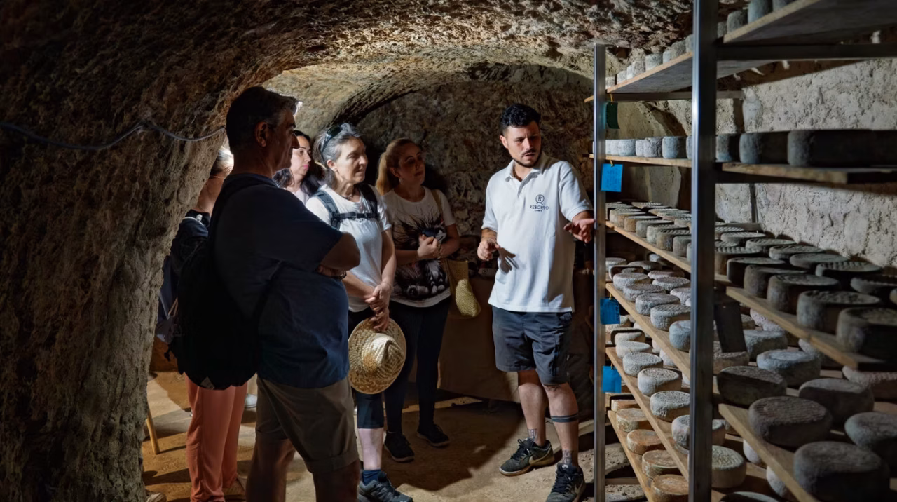 À la découverte de l&rsquo;artisan fromager : visite guidée dans la cave d&rsquo;affinage